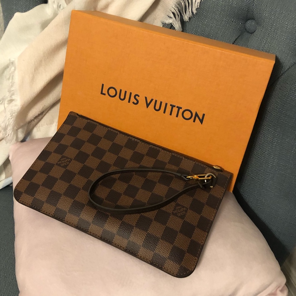 Louis Vuitton Damier Ebene Wristlet ❤️